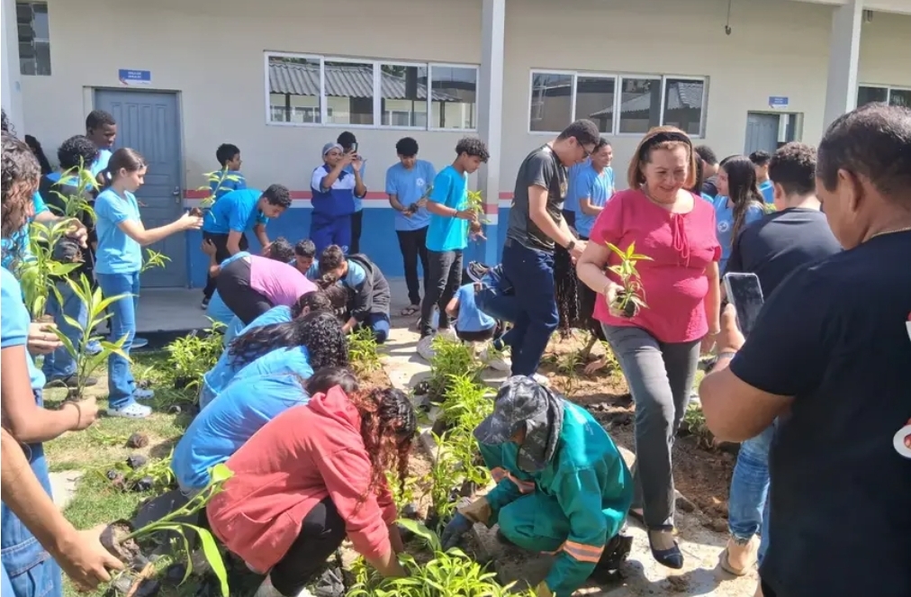 Estudantes criam jardins sustentáveis com materiais recicláveis no Pará