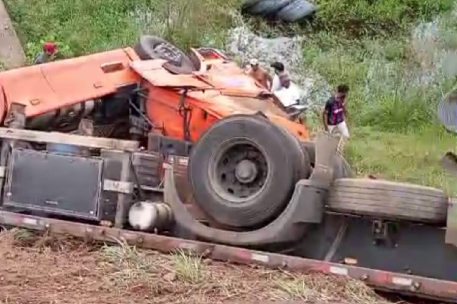 Carreta despenca em ribanceira e motorista morre na BR-230, em São João do Araguaia