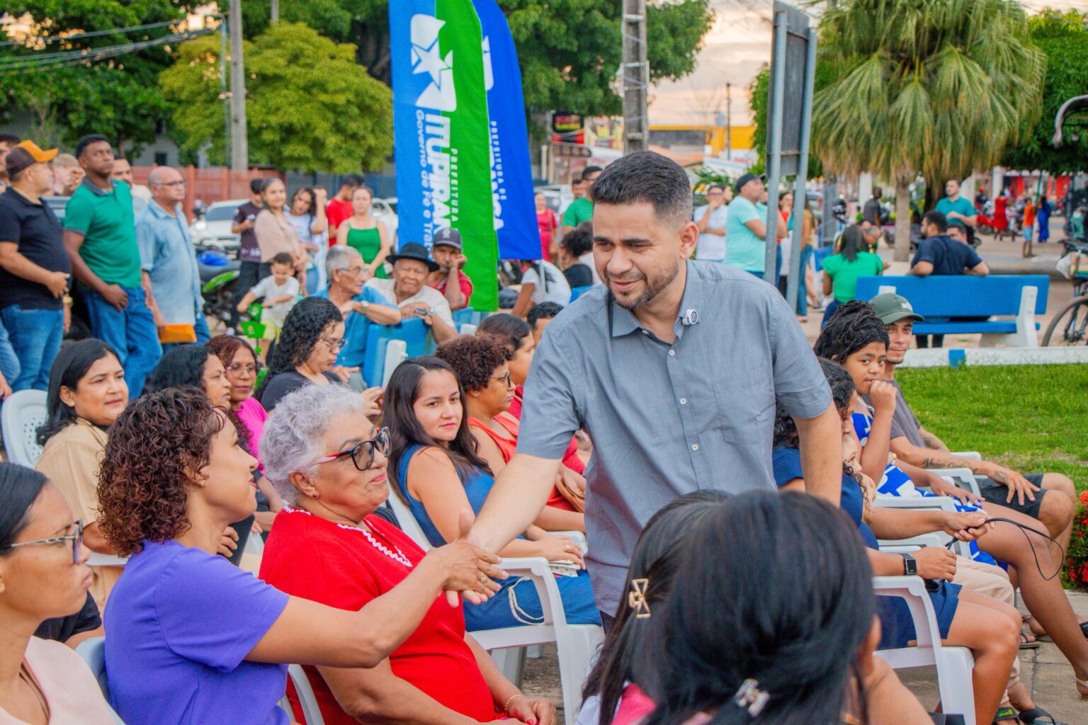 Prefeitura recebe caminhonetes e retroescavadeira em Itupiranga