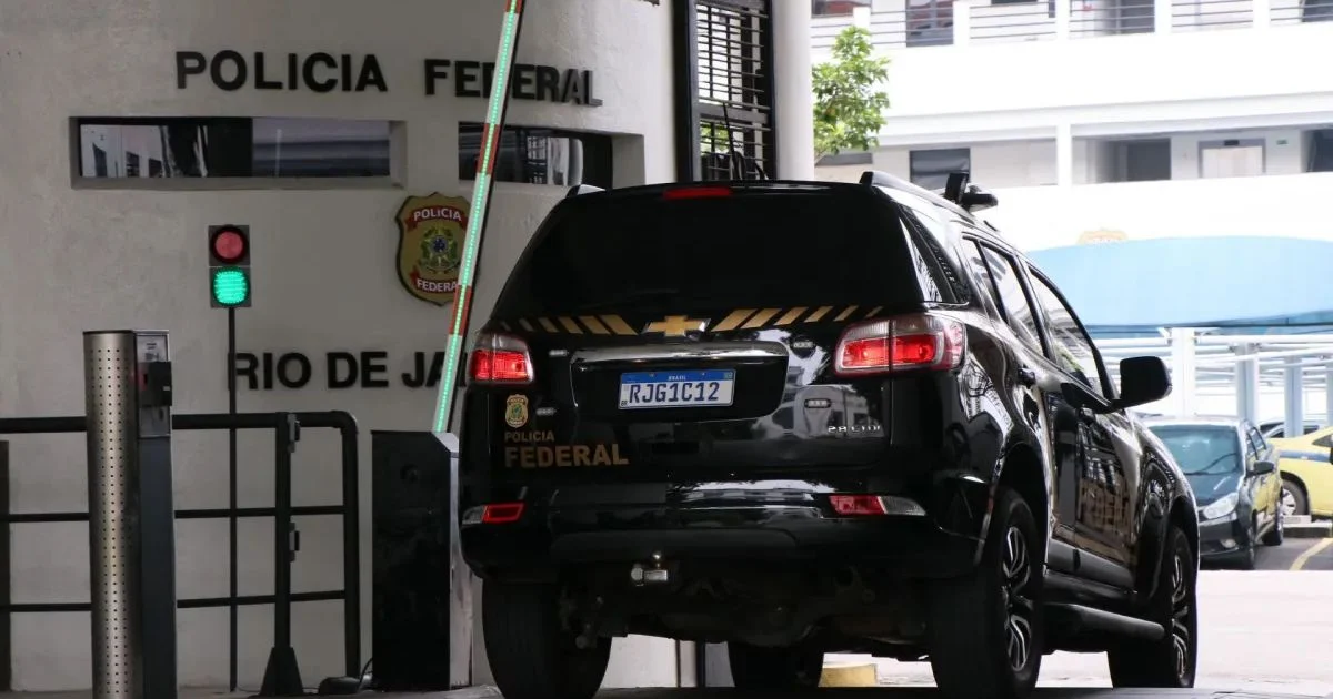 PF desarticula esquema de vazamento de operações e prende dois PMs ligados ao Comando Vermelho no Rio