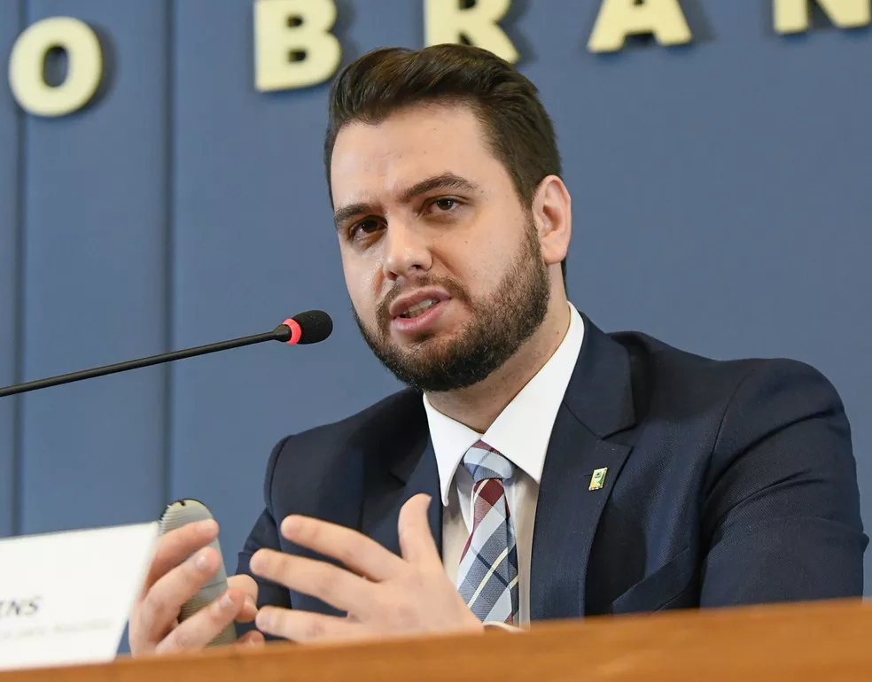 PF prende Filipe Martins, ex-assessor de Bolsonaro, por ordem de Moraes