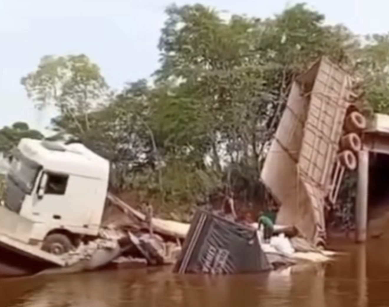 Caminhão cai em rio após desabamento de ponte em Floresta do Araguaia