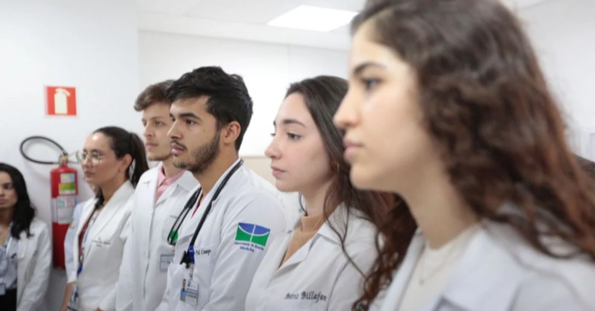 MEC libera 1.500 bolsas de R$ 700 para estudantes de medicina
