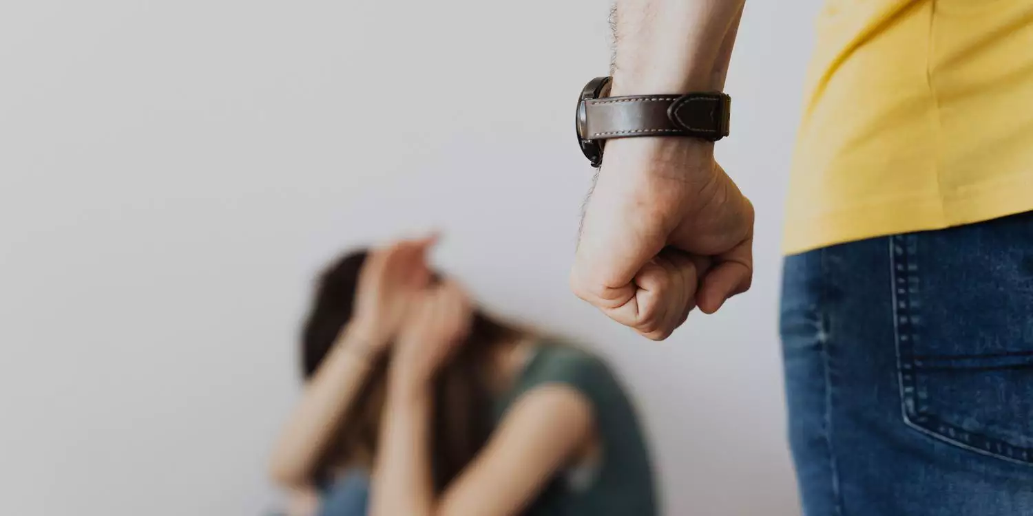 Homem é preso por agredir companheira a vassouradas dentro de van no Pará