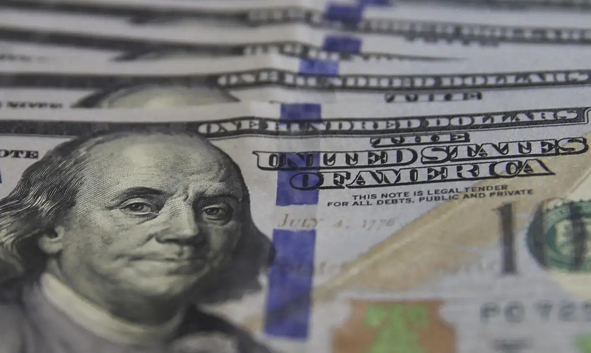 Dólar cai para R$ 5,36 com desaceleração do emprego nos EUA