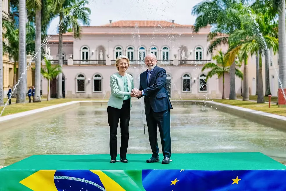 Acordo Mercosul-UE põe fim a 25 anos de sofrimento, diz Lula com chefe da comissão europeia