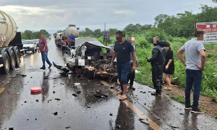 Acidente entre carro e caminhonete deixa dois mortos e quatro feridos no Tocantins