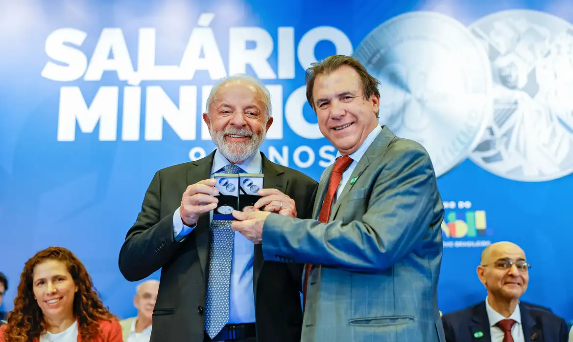 Lula reconhece que salário mínimo é baixo, mas aponta importância de direito