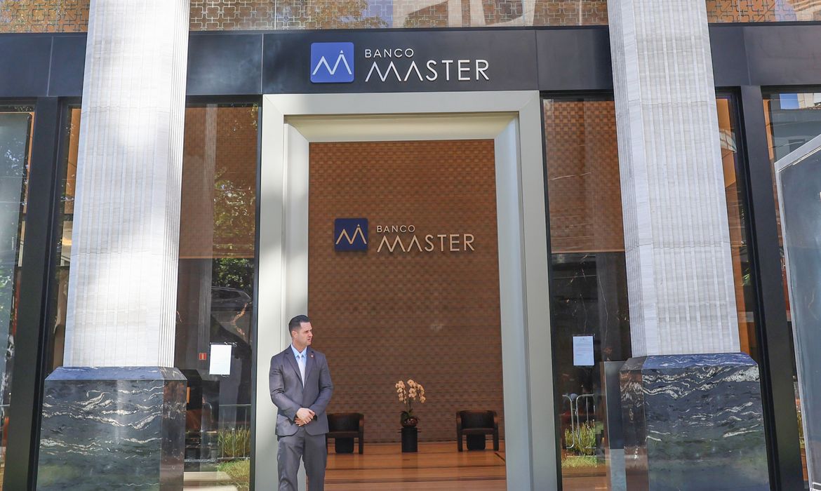 INSS bloqueia repasses ao Banco Master por problemas em consignados