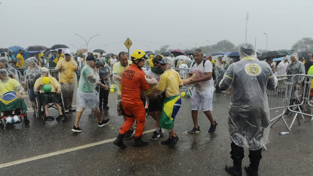 Ao menos 38 pessoas seguem hospitalizadas após raio atingir marcha bolsonarista