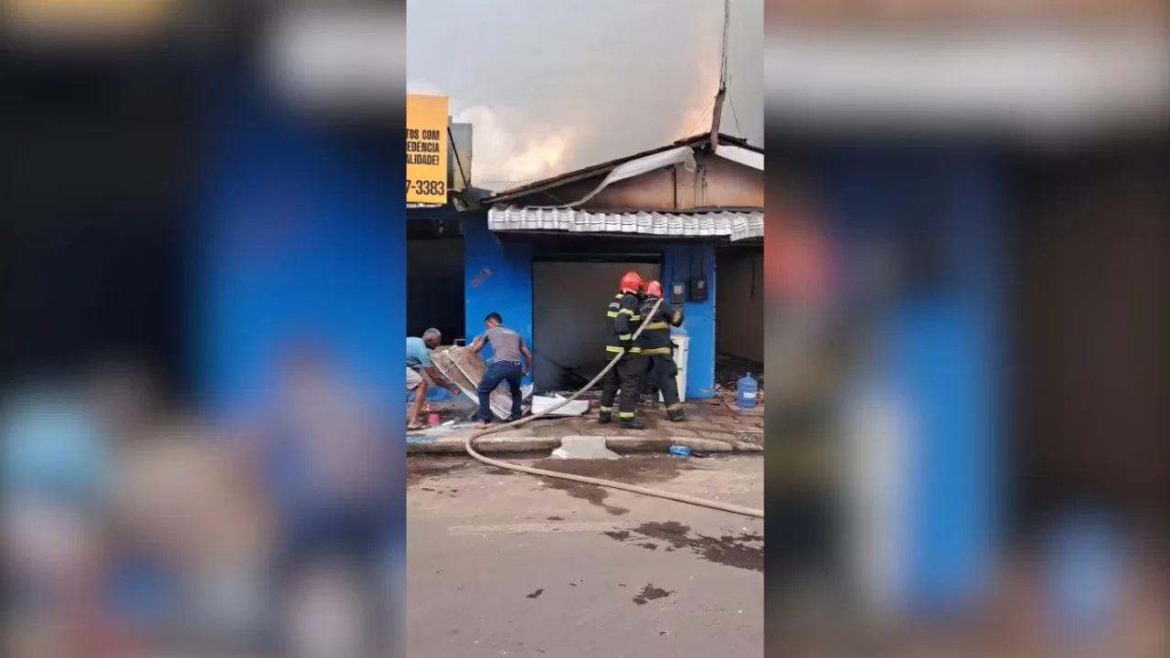Incêndio atinge casa e duas lojas no Bairro da Paz, em Parauapebas