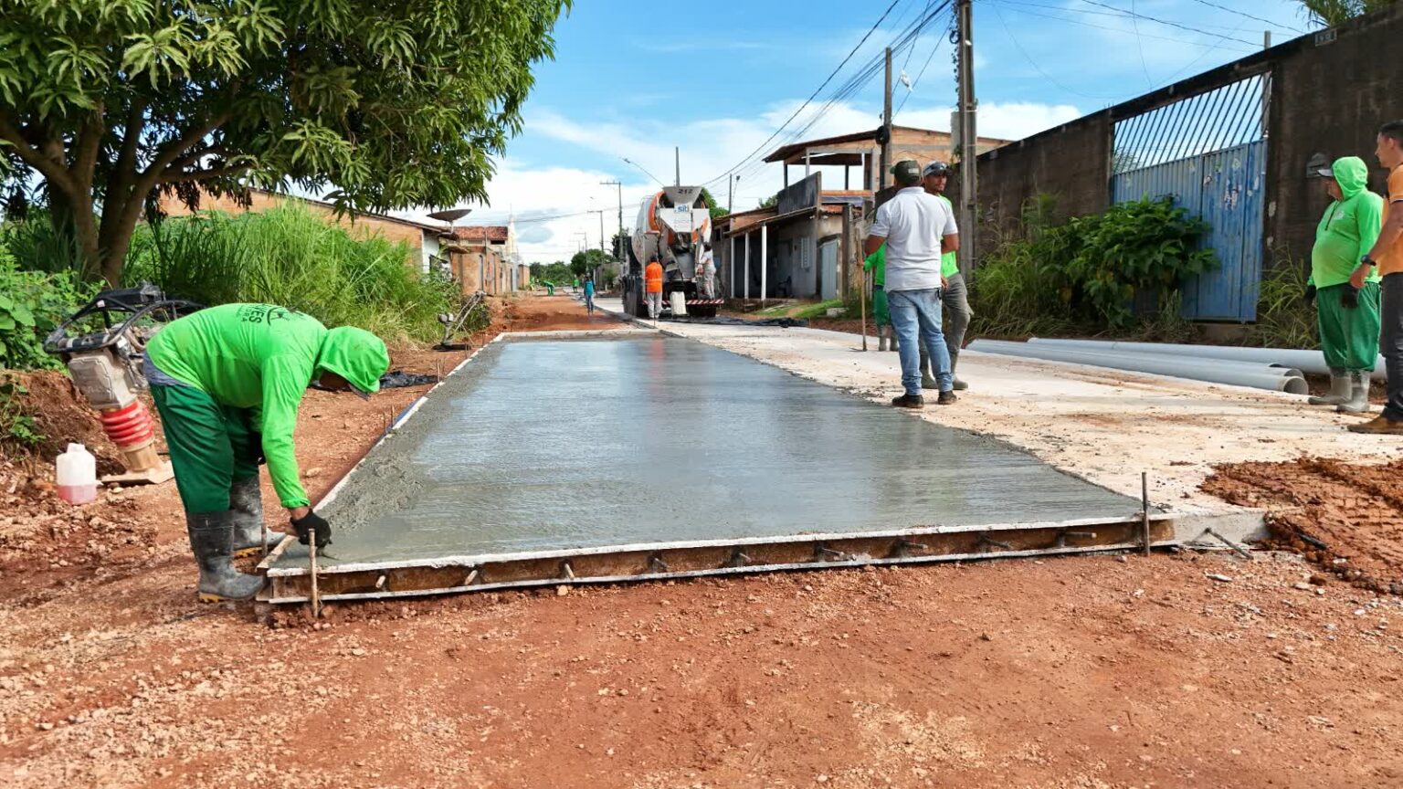 Pavimentação em concreto avança no bairro Araguaia e atenderá mais de 4 km de vias