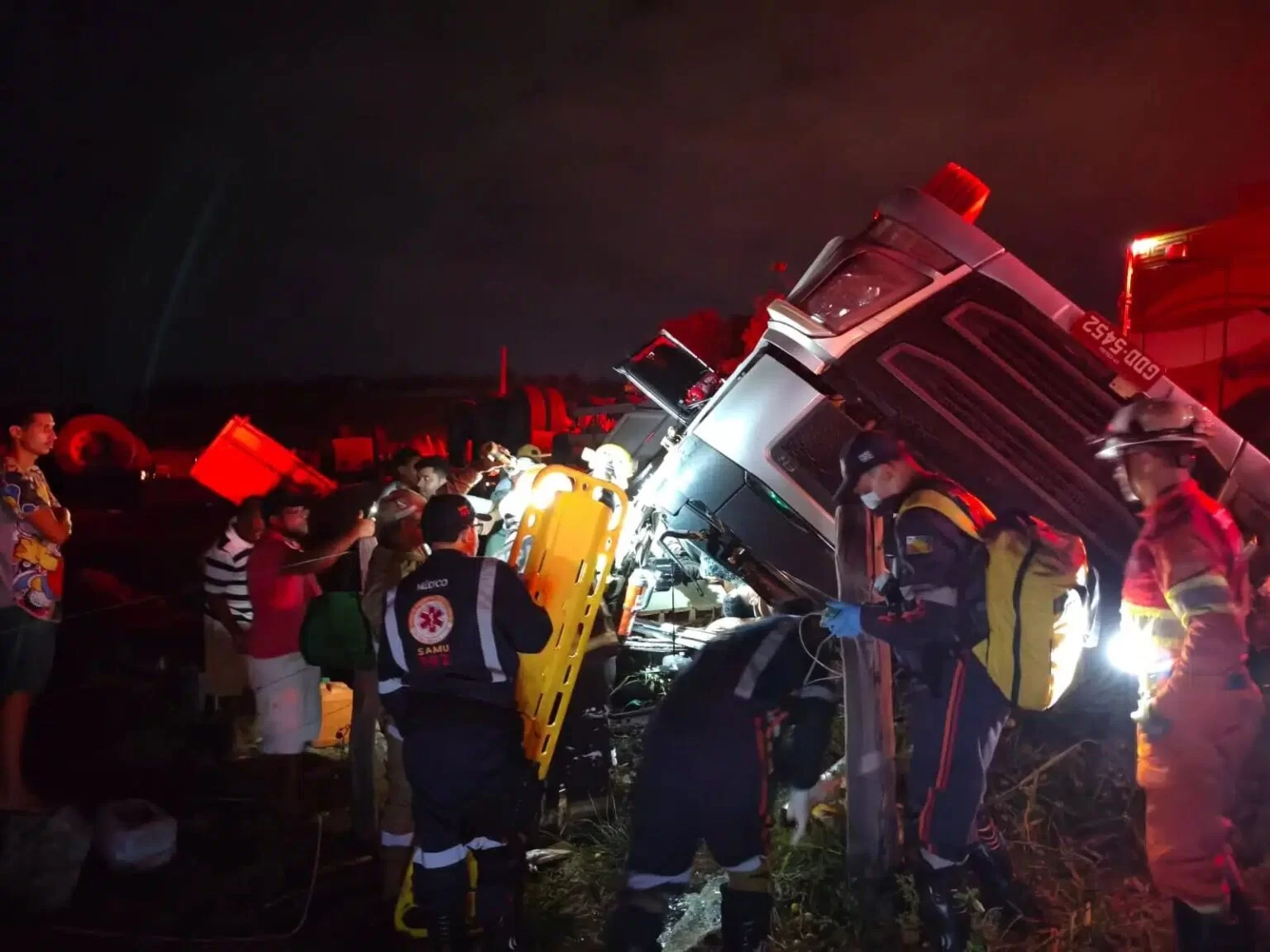 Caminhão perde o controle e capota em estrada rural de Parauapebas