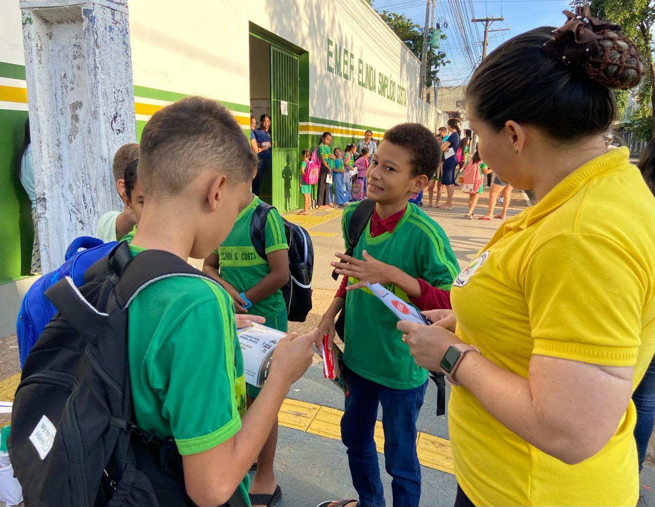 DMTU promove ação de educação no trânsito em frente à Escola Elinda Simplício Costa