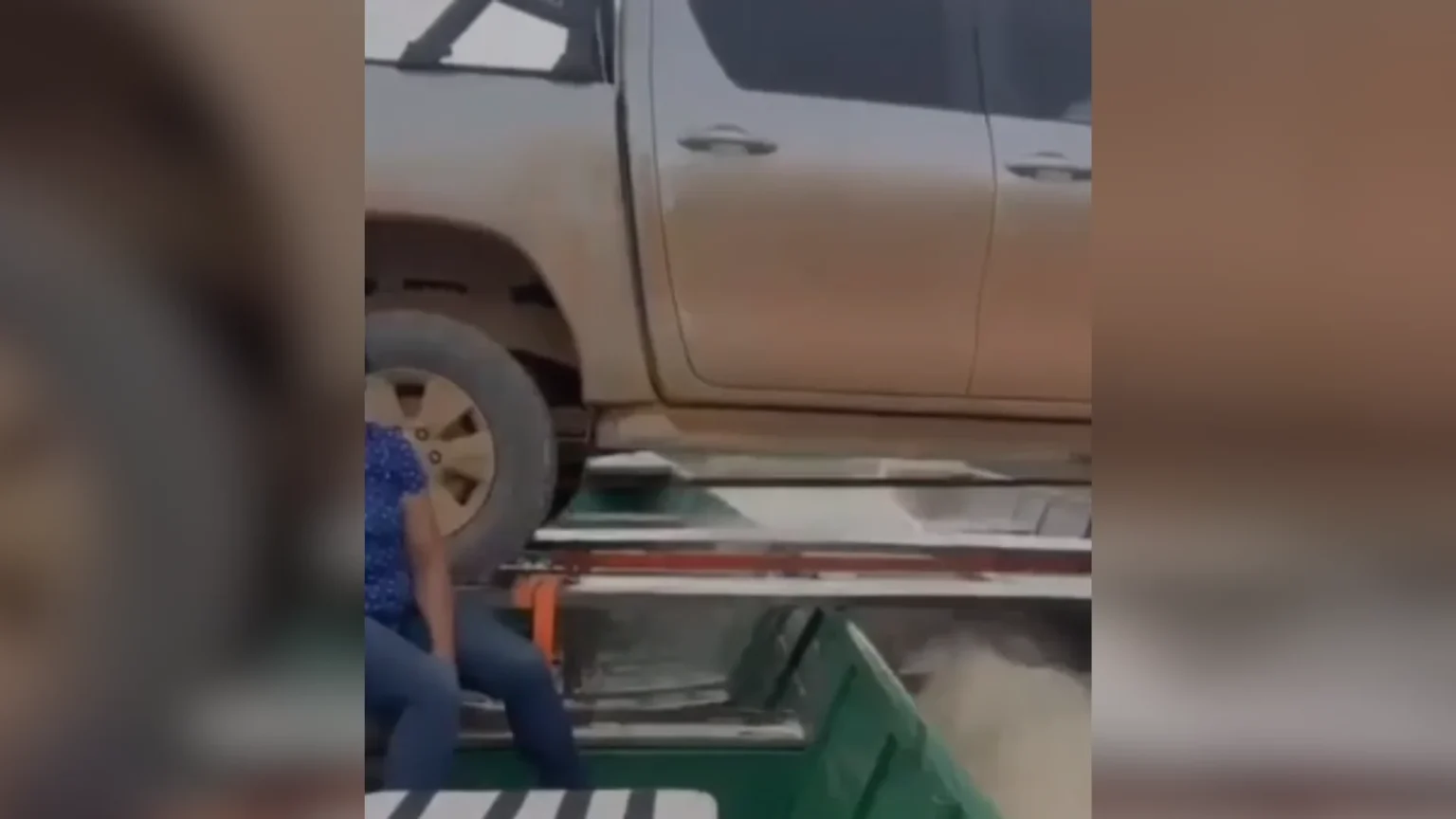 Vídeo mostra caminhonete sendo transportada sobre voadeiras no interior do Pará