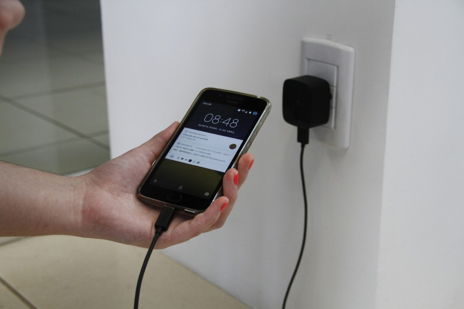 Uso de carregadores danificados eleva risco de acidentes elétricos no Pará