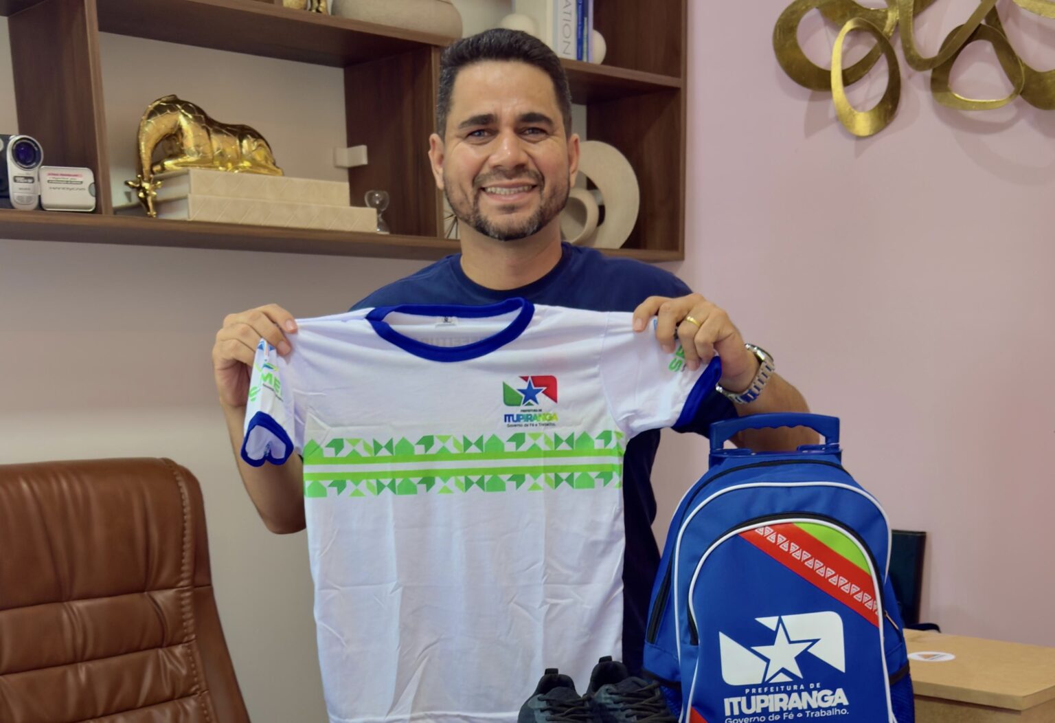 Prefeito Wagno Godoy apresenta kits escolares e confirma entrega de fardamento e tênis para toda a rede municipal