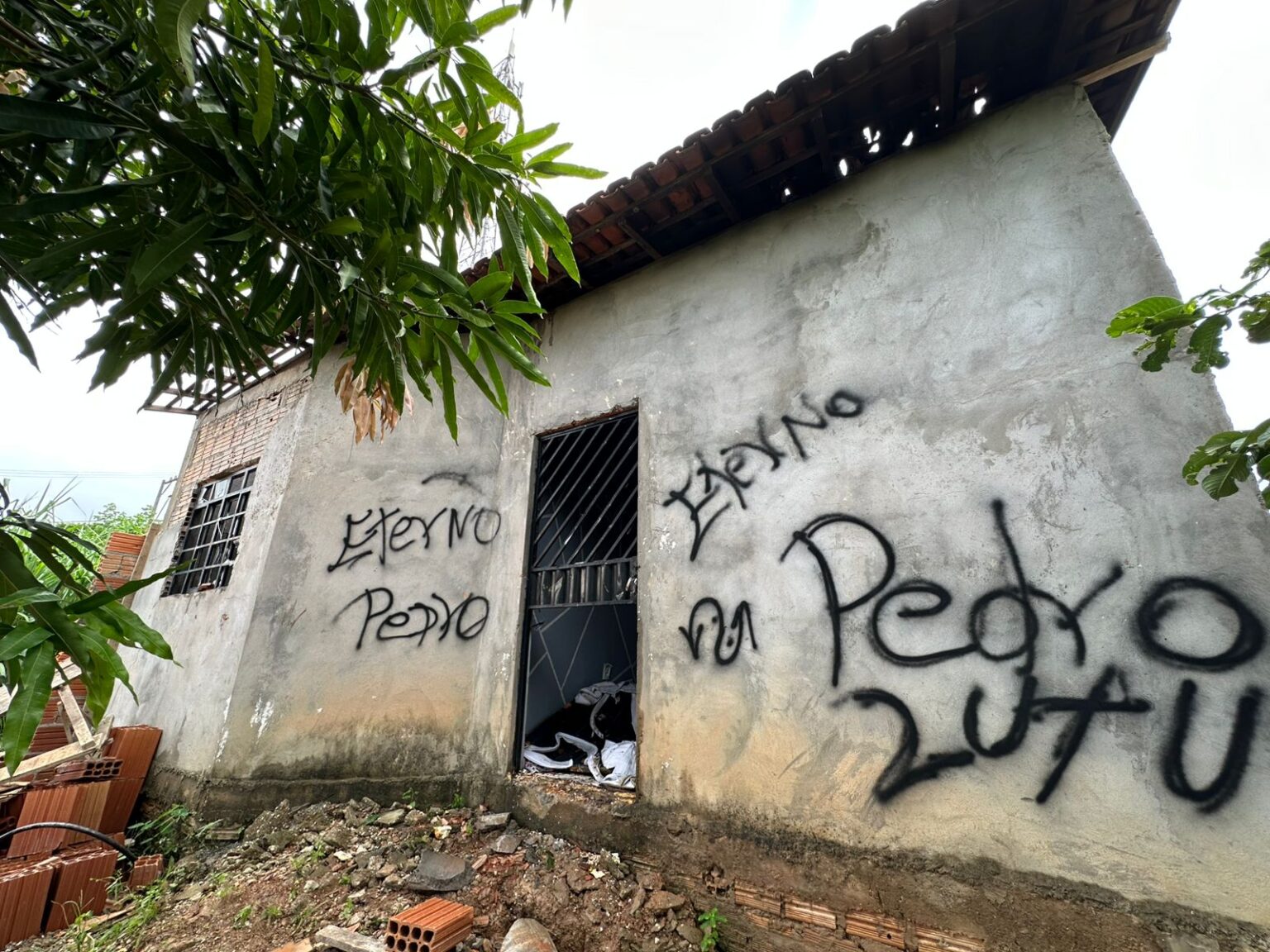 Populares ateiam fogo em casa após morte de adolescente em Marabá; pai cobra justiça pelo filho