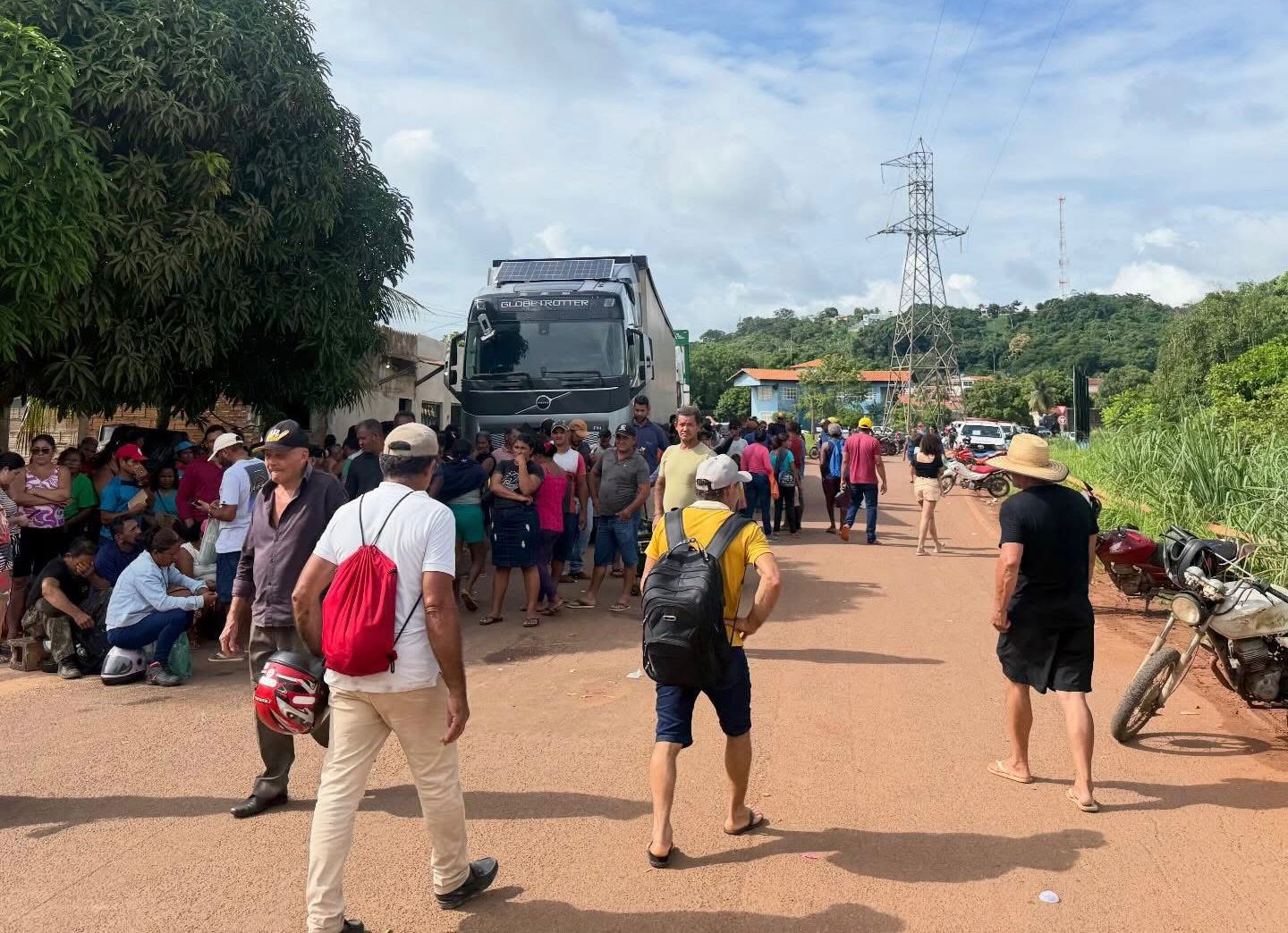 Pescadores artesanais fecham BR-422 e interrompem tráfego entre Tucuruí e Novo Repartimento