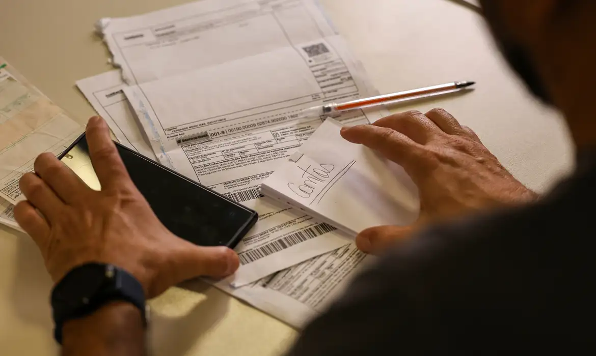 Salário mínimo de R$ 1.621 começa a ser pago nesta segunda-feira (02)
