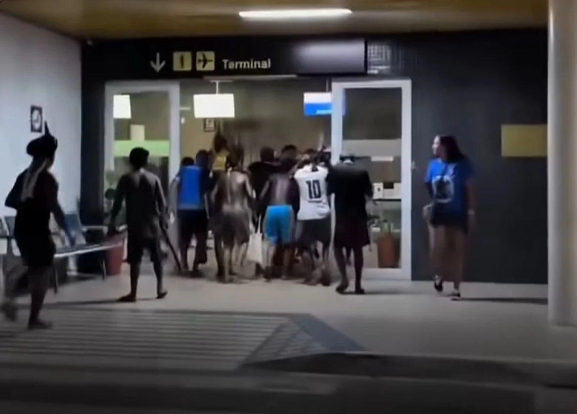 Indígenas ocupam aeroporto em protesto contra dragagem de rio no Pará