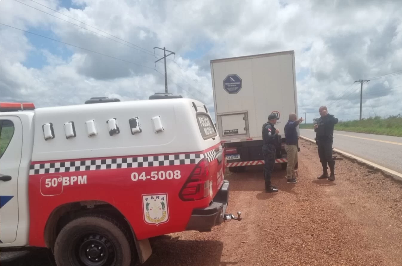 Caminhão de cigarros é interceptado e tem carga saqueada entre Goianésia e Breu Branco