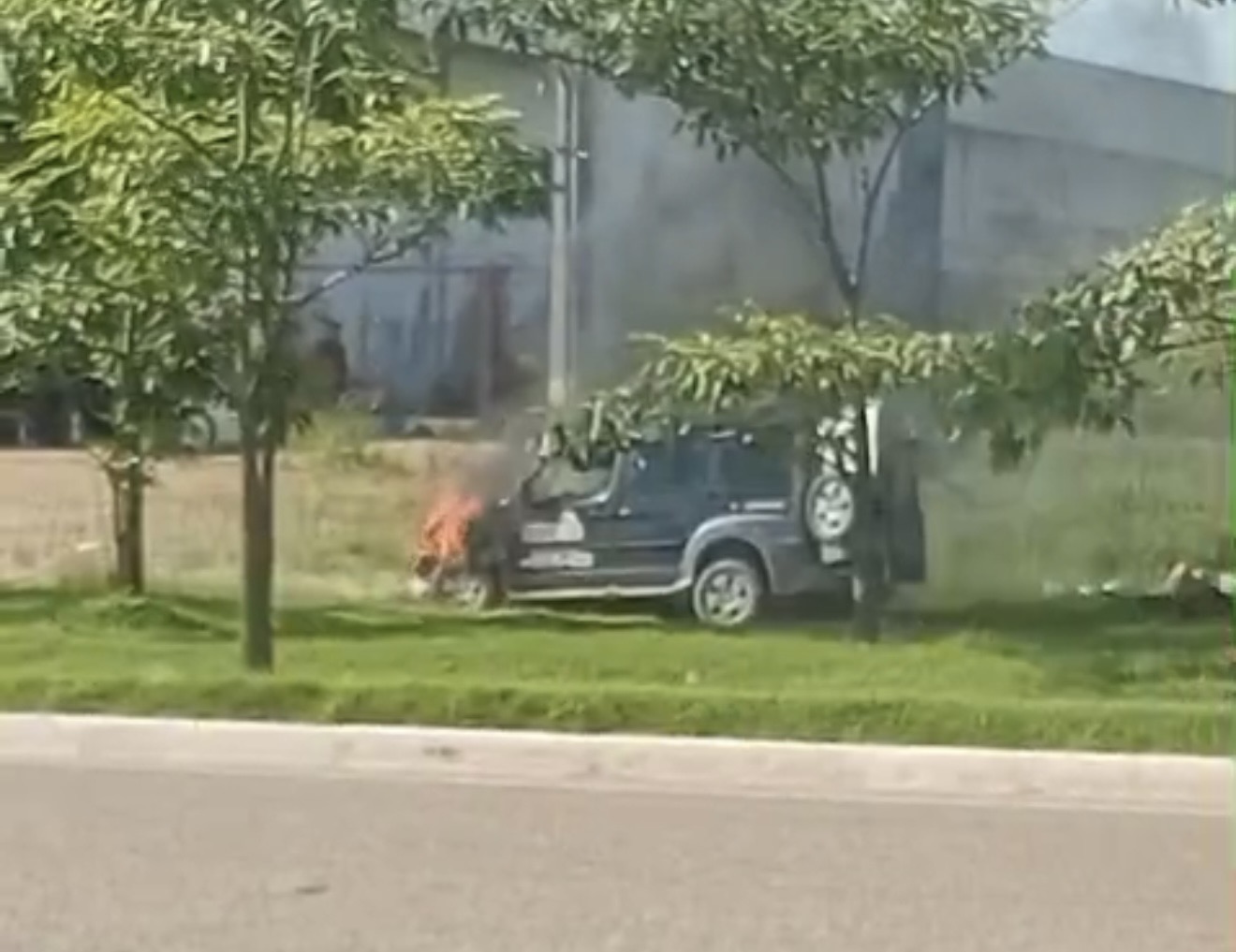Carro é destruído pelo fogo na BR-230, em Marabá