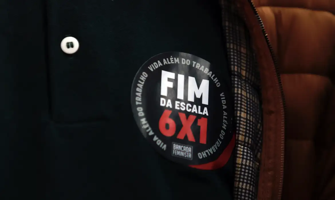 Pesquisa diz que 73% dos brasileiros apoiam fim da escala 6×1