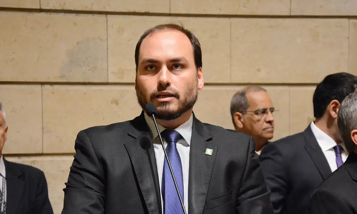 Carlos Bolsonaro visita pai na Papudinha e diz que ex-presidente está abatido