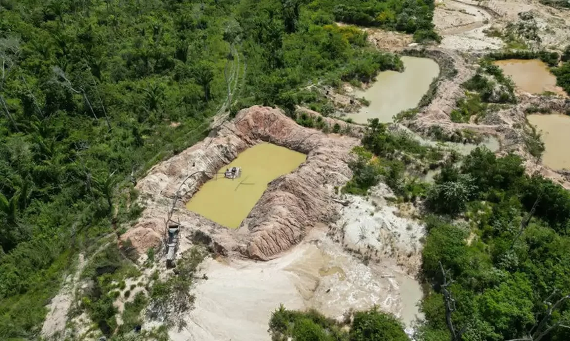 PF combate venda de diesel para garimpos ilegais em terra indígena
