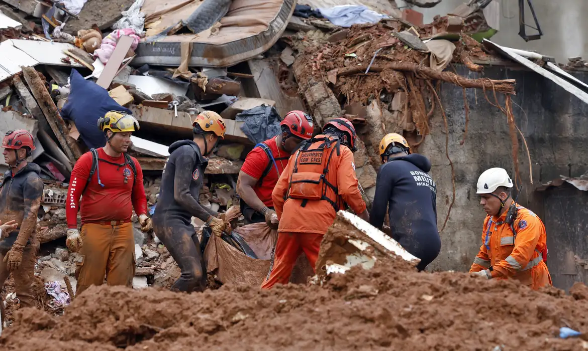 Mortos em temporais em Minas Gerais chegam a 36