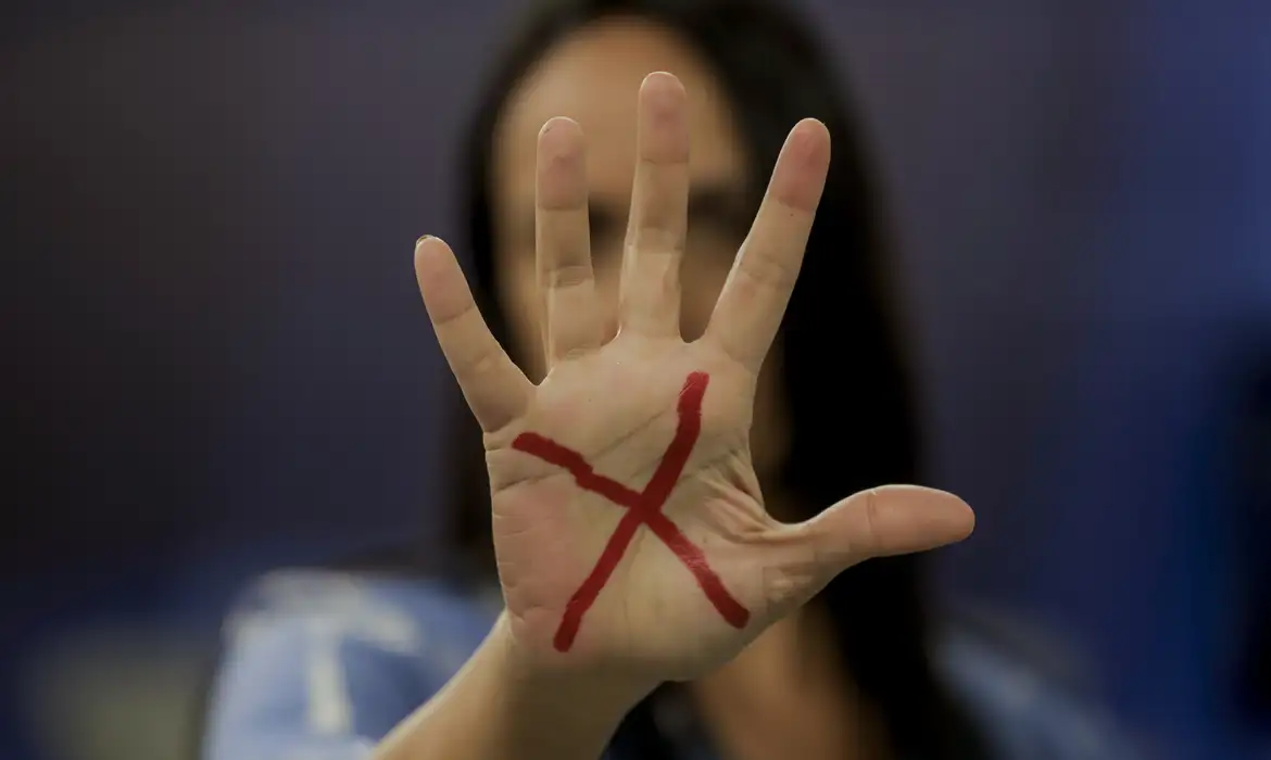 Ligue 180 pode ser obrigatório em notícias de violência contra mulher