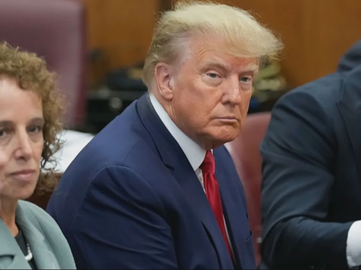 Deputado diz que arquivos Epstein citam acusações graves contra Trump