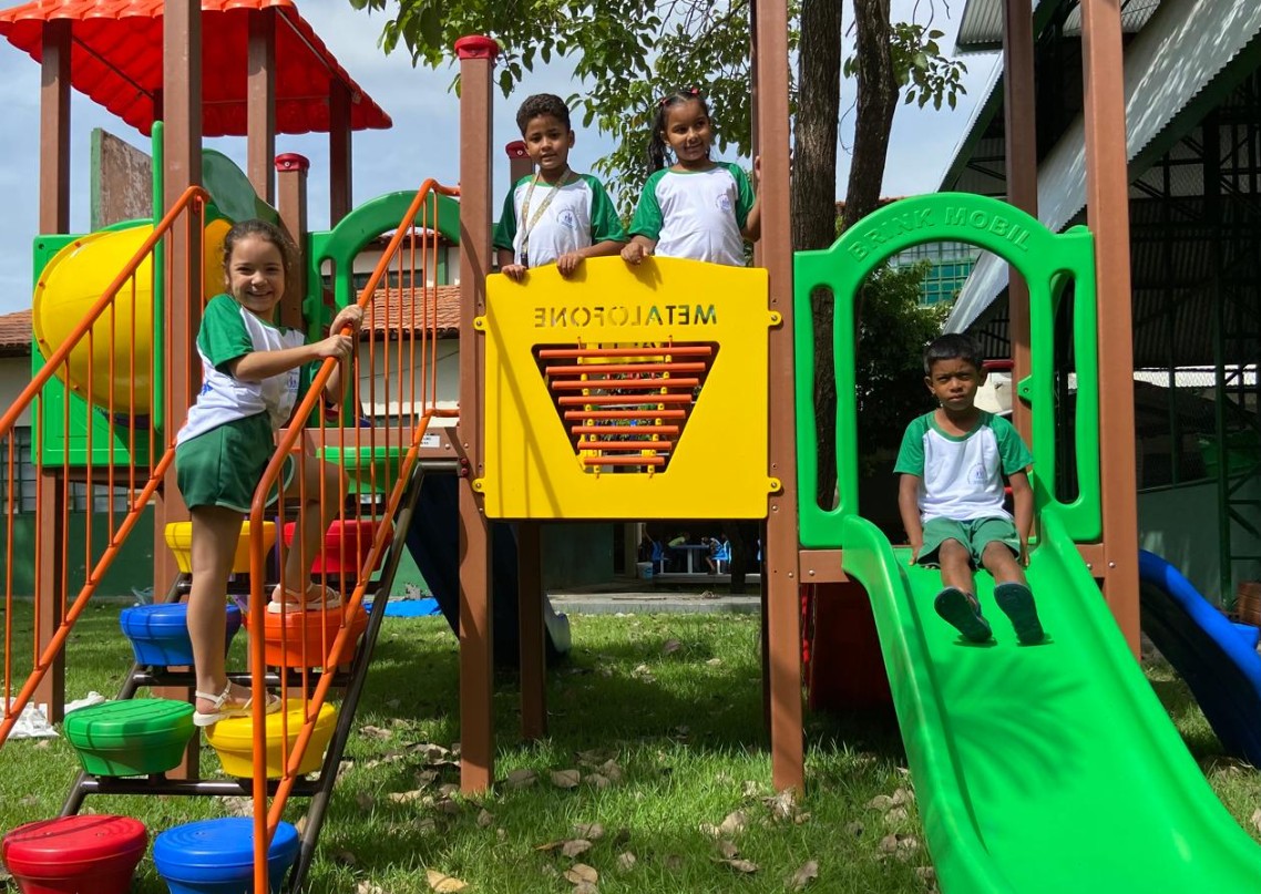 Semed inicia instalação de playgrounds em escolas de tempo integral