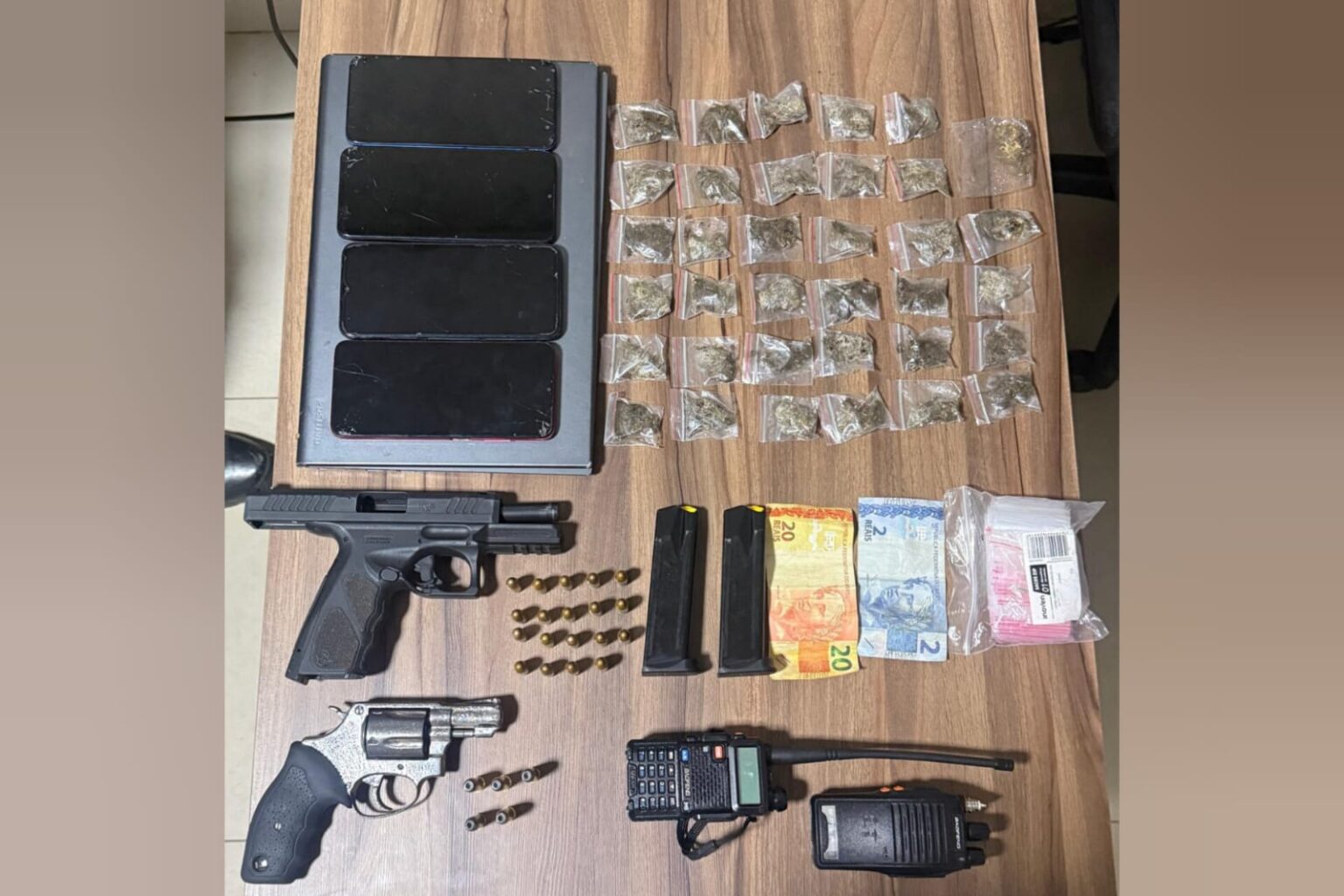 Intervenção policial resulta em apreensão de armas e drogas em Parauapebas
