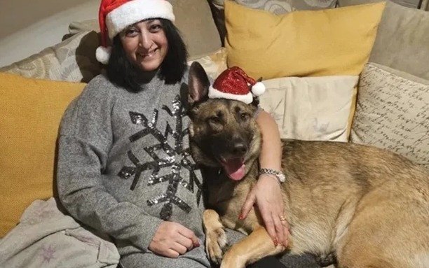 Mulher perde pés e mãos após sepse causada por lambida de cachorro