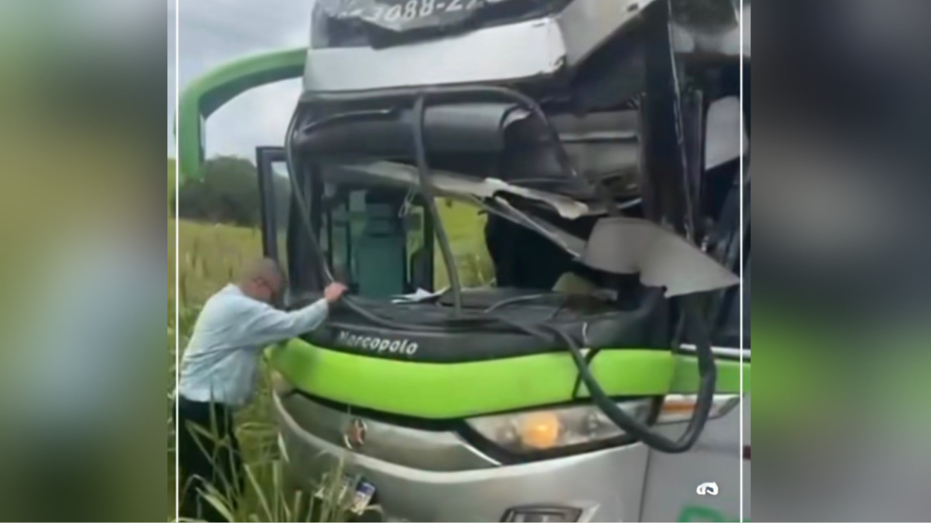 Grave acidente entre ônibus e carreta é registrado na BR-155, no sul do Pará