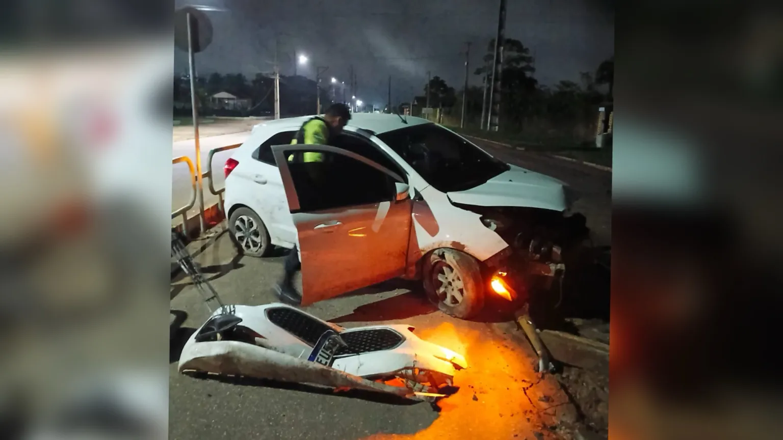 Motorista perde controle e carro invade canteiro central próximo à universidade no Pará