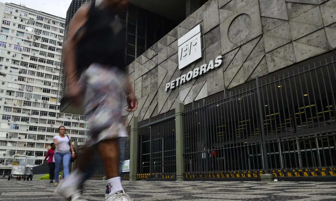 Petrobras diz que está entregando todo o combustível produzido