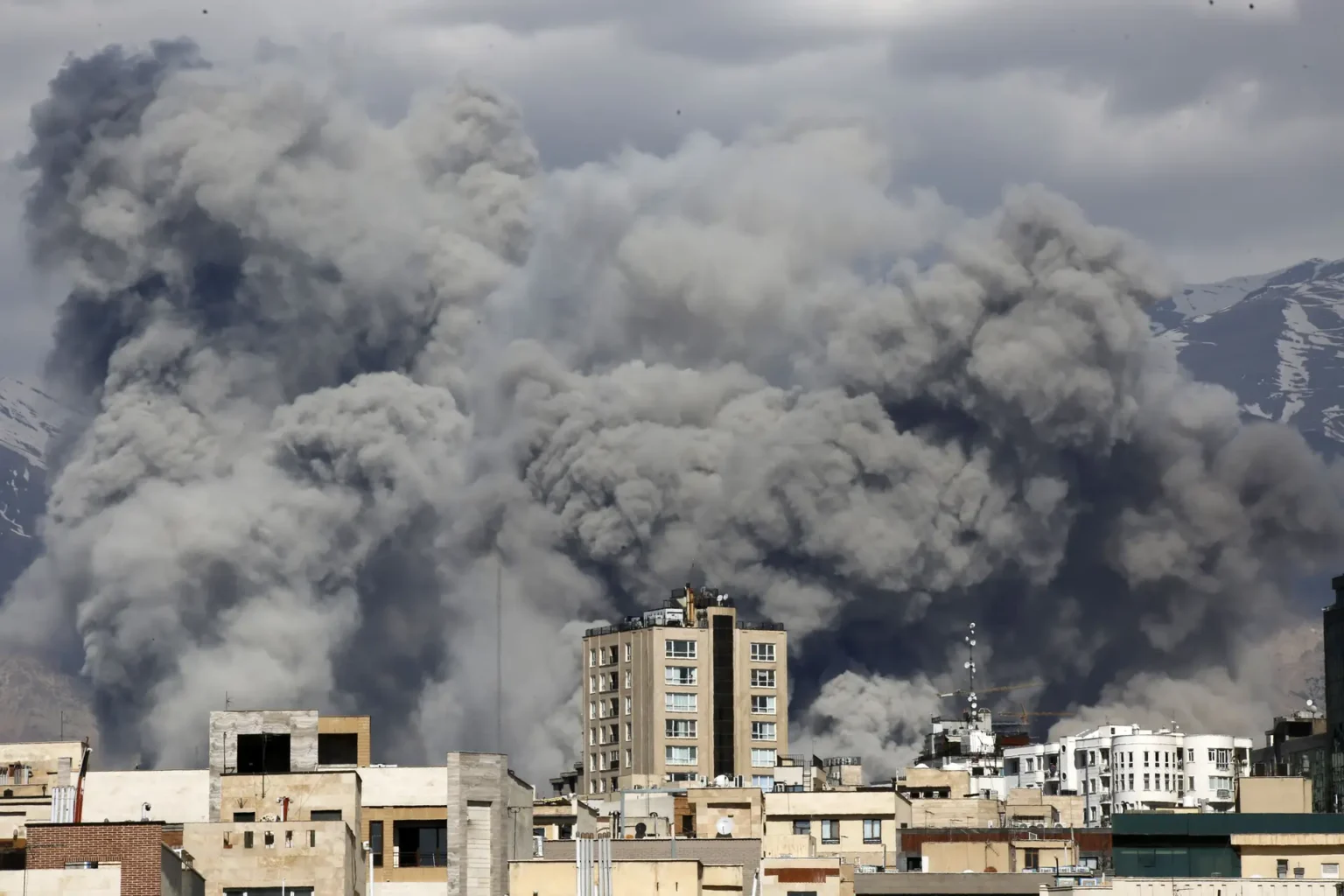 Irã registra 555 mortos em meio a bombardeios dos EUA e de Israel