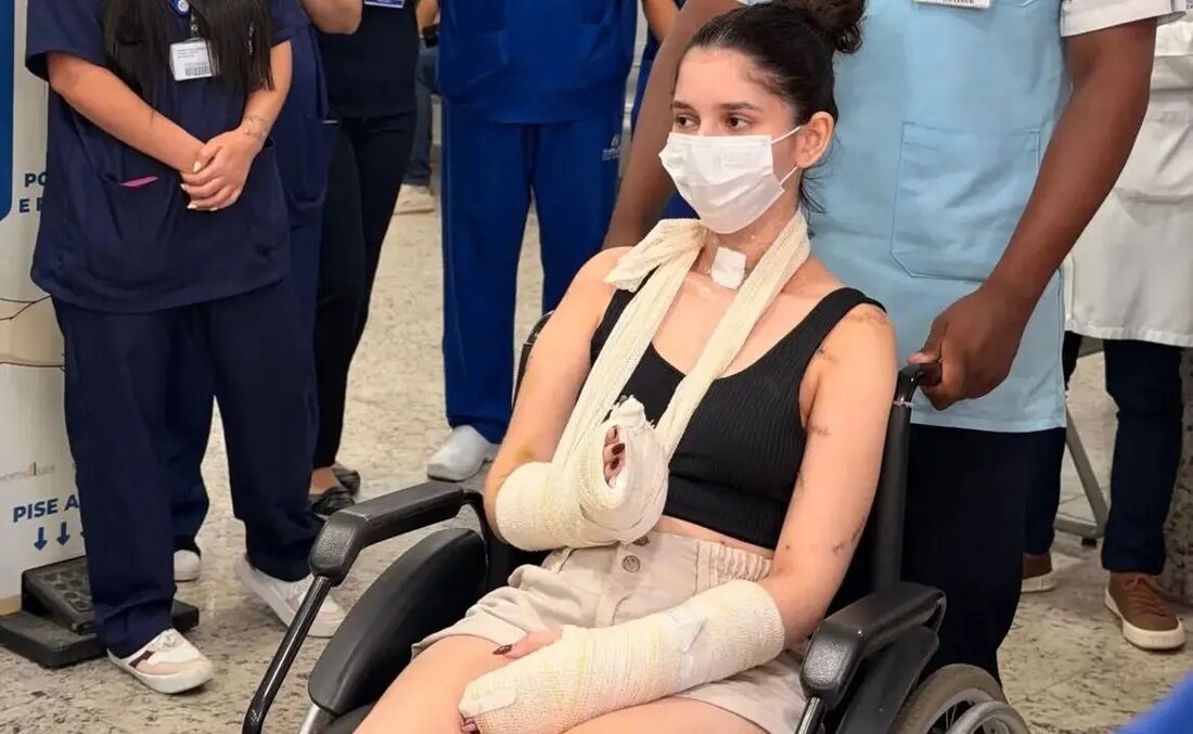 Jovem esfaqueada mais de 30 vezes no RJ após recusar pedido de namoro recebe alta do hospital