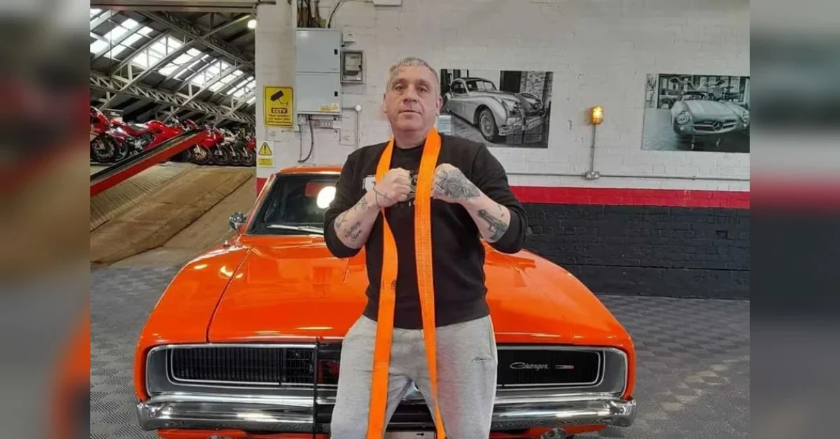 Homem quebra recorde ao puxar carro usando os testículos