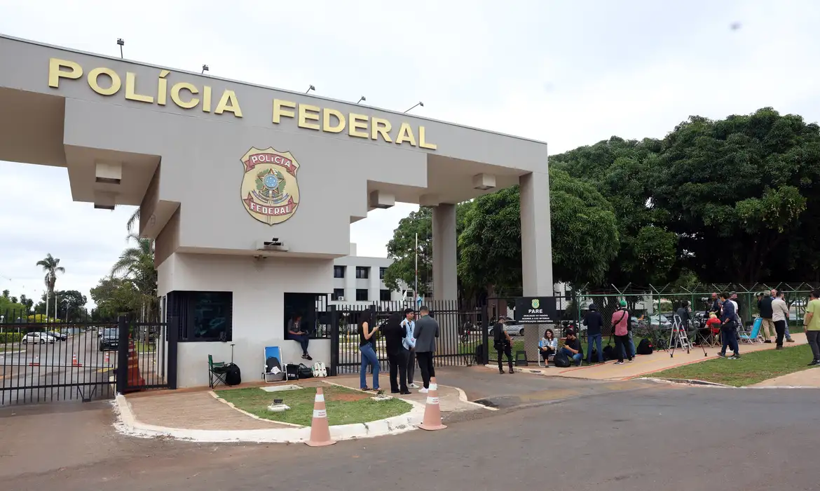 Policiais federais aprovam estado de greve e podem paralisar atividades