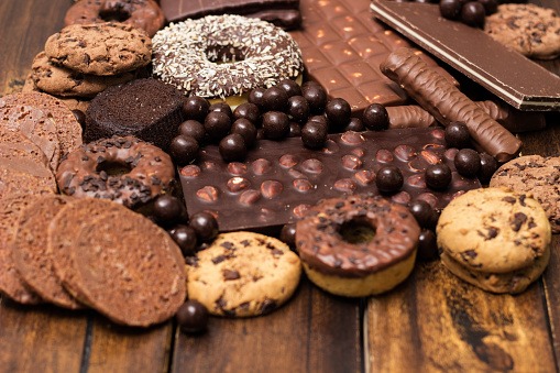 Irmãos de 6 e 9 anos passam mal ao comer doces enviados pelo ex-companheiro da mãe