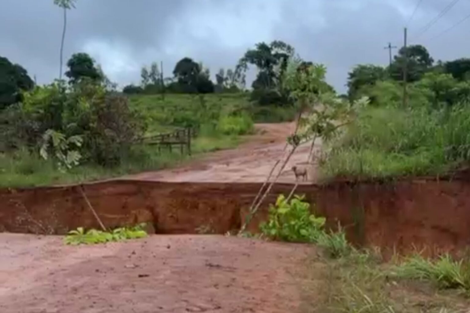 Prefeitura envia equipes para recuperar pontos rompidos pela água na estrada do Rio Preto, em Marabá