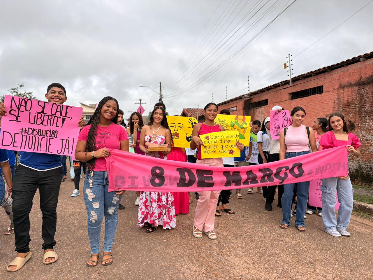 Escola promove caminhada com homenagens e reflexão sobre direitos das mulheres em Marabá