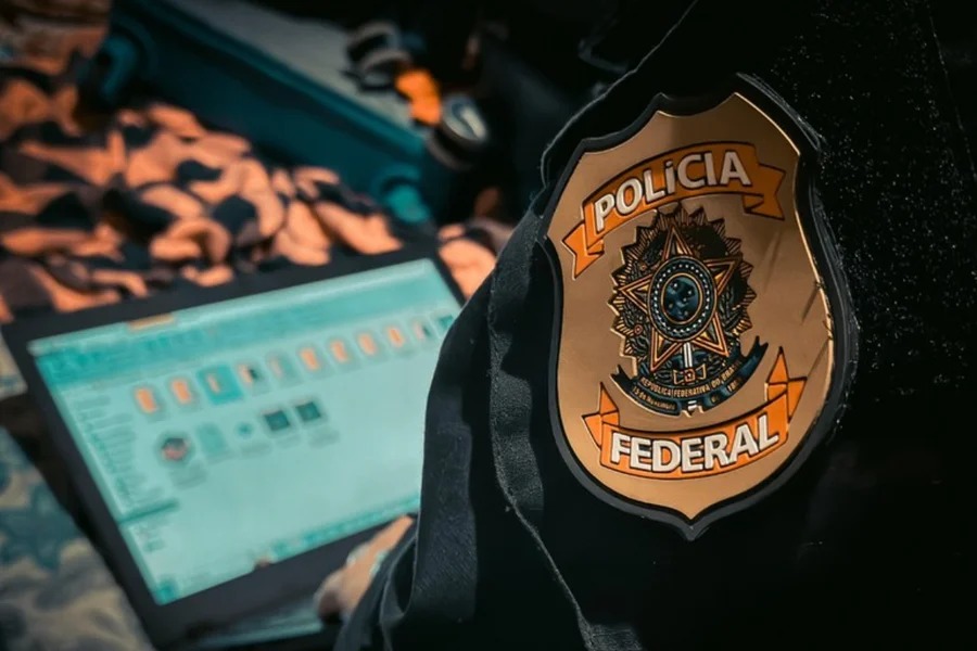 Mãe é presa após filmar estupro das próprias filhas de 4 e 9 anos
