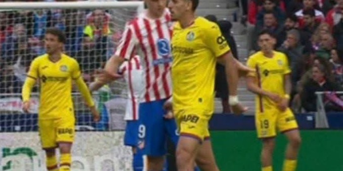 Vídeo: jogador é expulso após ‘apalpar’ pênis do rival durante partida