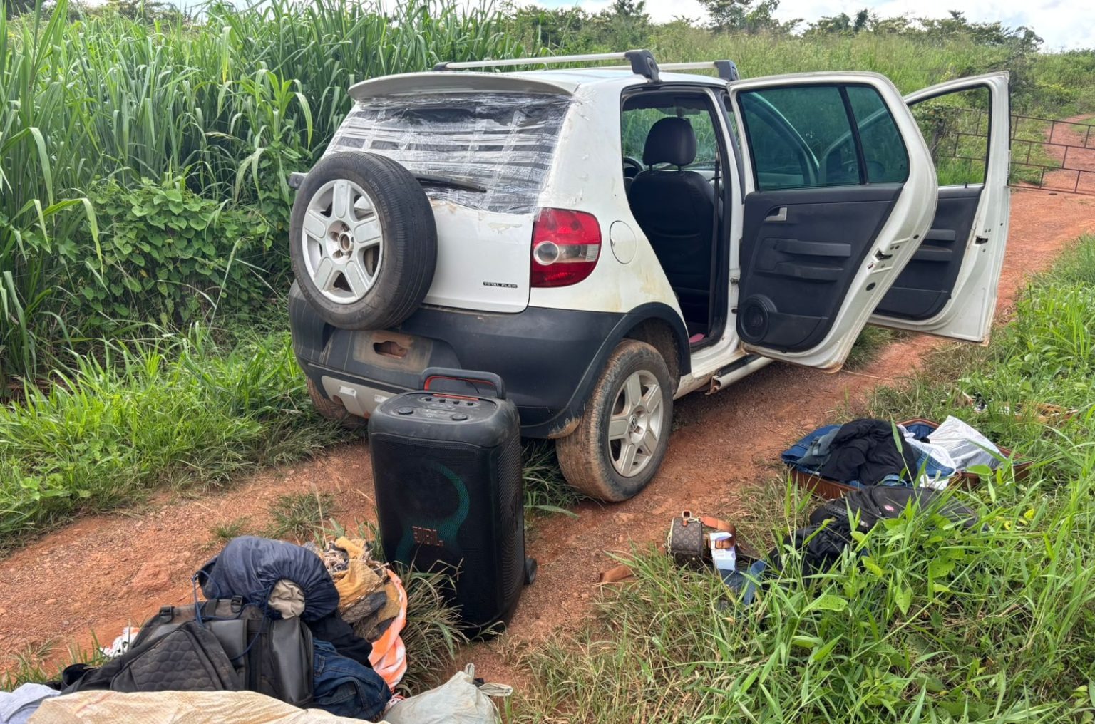 Quadrilha faz família refém durante assalto, troca tiros com a PM e foge pela BR-155