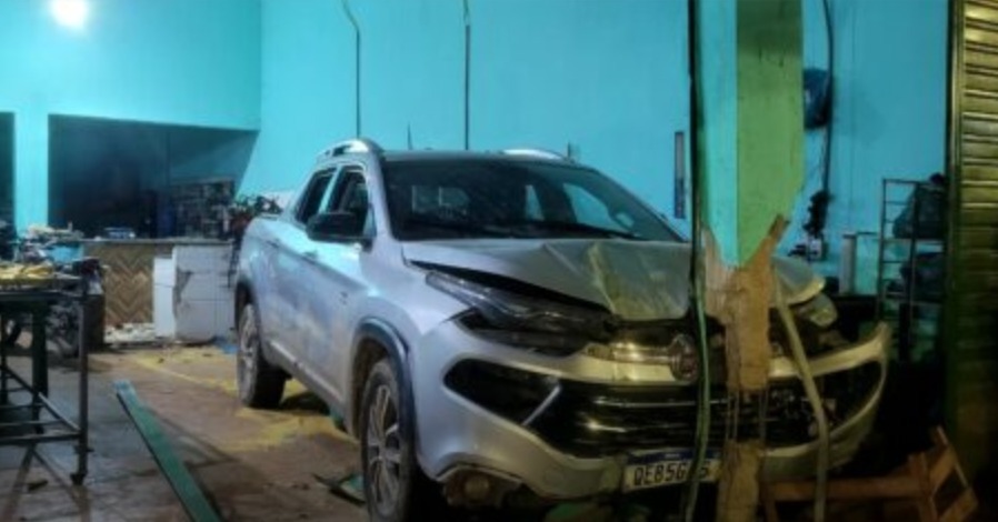 Condutor bêbado perde controle de veículo, atinge motos e invade casa em Parauapebas